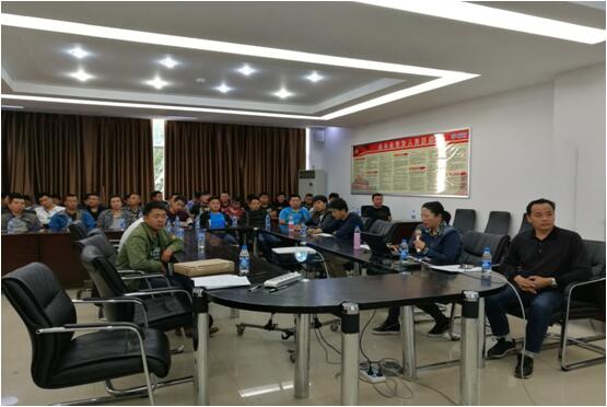 918博天堂办公室主任宋洋（右二）在安全培训会上宣贯918博天堂公司车辆治理造度和安全司法律规。