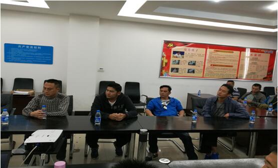 普洱铁塔公司驾驶怨嘏华、邹红宾、李剑（左二、左三、左四）参与安全培训。